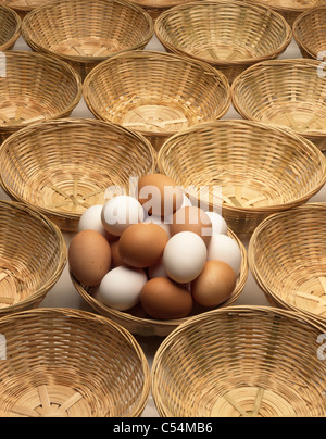 Erhöhte Ansicht von Eiern in einem Weidenkorb Stockfoto