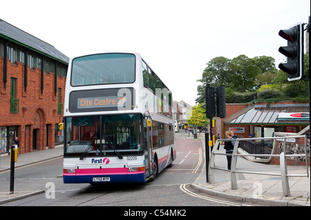 Doppelte Decker Bus in Firstbus Lackierung Fahrt durch die Innenstadt von Norwich, Norfolk, England. Stockfoto