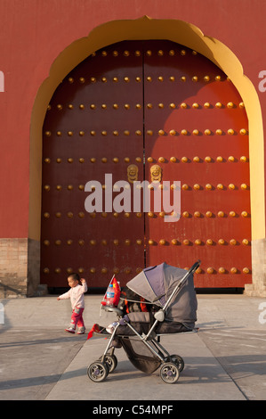 Kinderwagen vor einem Tor an der Temple Of Heaven in Peking, China Stockfoto