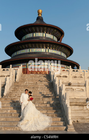 Brautpaar auf den Stufen der Halle von Gebet für gute Ernten bei den Himmelstempel, Beijing, China Stockfoto