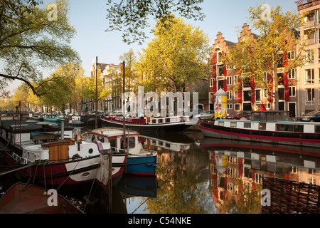 Niederlande, Amsterdam, 17. Jahrhundert beherbergt und Hausboote am Kanal namens Keizersgracht. UNESCO-Weltkulturerbe. Stockfoto