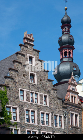 Giebeldächer, alte Häuser an der Promenade, hinter der Sankt Martin Kirche, Cochem, Mosel, Mosel, Rheinland-Pfalz, Deutschland, Europa Stockfoto