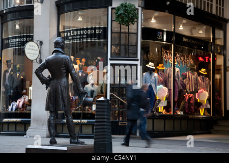 Beau Brummel-Denkmal und die Piccadilly Arcade in der Jermyn Street in London, England, Vereinigtes Königreich Stockfoto