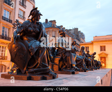 Paris - die Statue von L'Europe, von Pierre Alexandre Schönewerk vor dem Musée d'Orsay Museum ab Ende 19. Cent Stockfoto