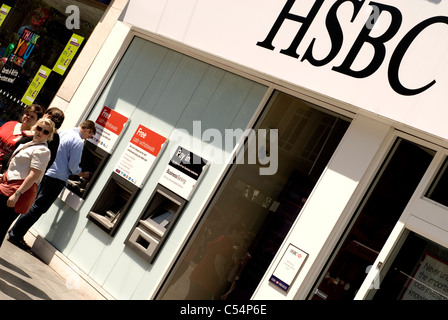 HSBC High Street Bank vorne mit Geldautomaten und Menschen Stockfoto