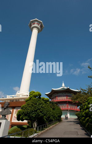 Busan Tower und Pavillon, Yongdusan Park, Jung-gu, Busan, Yeongnam, Südkorea Stockfoto