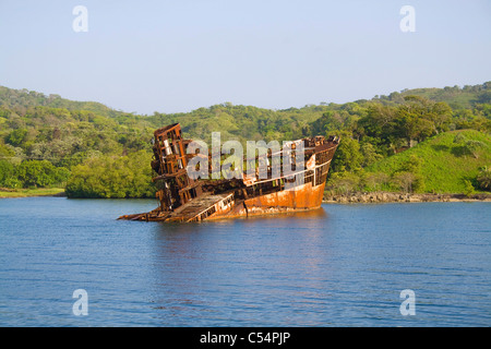 Schiffswrack am Eingang des französischen Hafens, Roatan, Bay Islands, Honduras, Karibik Stockfoto