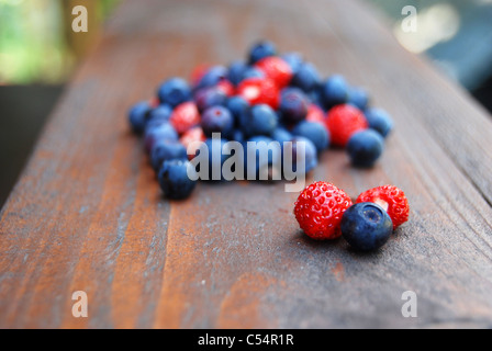 Waldbeeren auf dem Holztisch Stockfoto