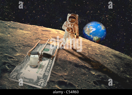 Astronaut mit einer Geld-Falle auf dem Mond Stockfoto
