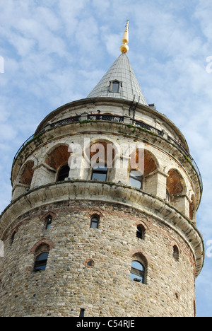 ISTANBUL, TÜRKEI. Der Galata-Turm im Stadtteil Beyoglu der Stadt. 2011 Stockfoto