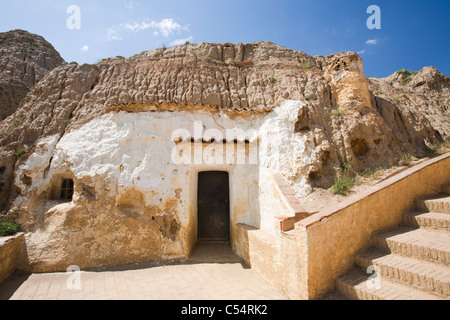 Alte Höhle Häuser in Guadix, Andalusien, Spanien. Bis zu 10.000 Menschen leben Sie noch in kühlen unterirdischen Häuser aus dem Fels gegraben, Stockfoto