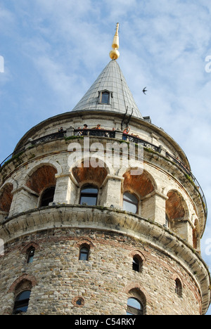 ISTANBUL, TÜRKEI. Der Galata-Turm im Stadtteil Beyoglu der Stadt. 2011 Stockfoto