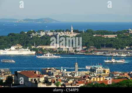 ISTANBUL, TÜRKEI. Ein Blick vom Stadtteil Beyoglu über das Goldene Horn, Topkapi-Palast und das Marmarameer. 2011 Stockfoto