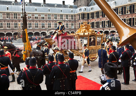 Den Niederlanden, Sonntagsruhe, Prinzessin Maxima, Prinz Willem Alexander, Königin Beatrix, die Ankunft in goldene Kutsche im Parlament Stockfoto