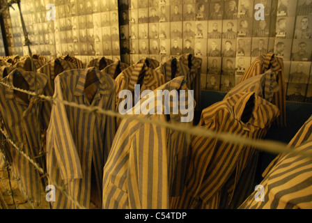 Anzeige des Gefangenen gestreiften Uniformen, Auschwitz I, Auschwitz, Polen. Stockfoto