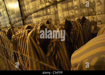 Anzeige des Gefangenen gestreiften Uniformen, Auschwitz I, Auschwitz, Polen. Stockfoto