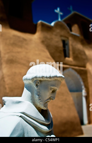 Statue vor einer Kirche, Kirche von San Francisco De Asis, Ranchos De Taos, New Mexico, USA Stockfoto