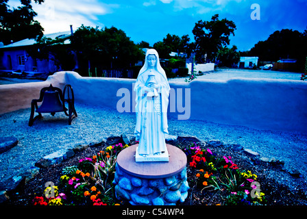 Statue der Jungfrau Maria in einer Kirche, Kirche von San Francisco De Asis, Ranchos De Taos, New Mexico, USA Stockfoto