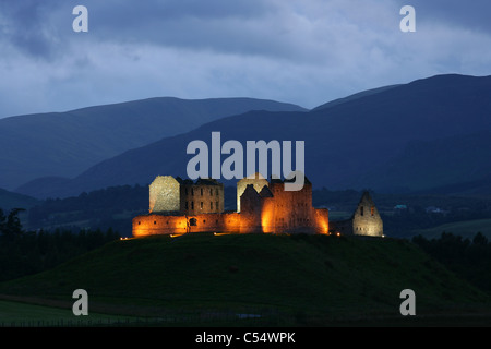 [Ruthven Kaserne] in der Nähe von Kingussie, Schottland, UK, beleuchtet in der Nacht mit Monadhliath Mountains hinter Stockfoto