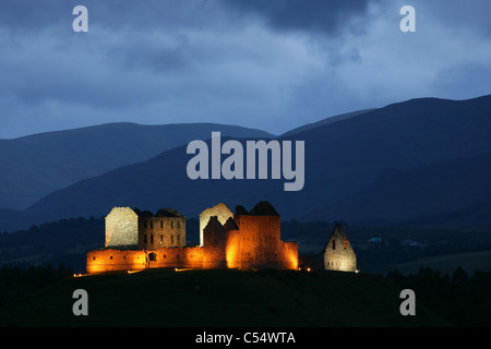 [Ruthven Kaserne] in der Nähe von Kingussie, Schottland, UK, beleuchtet in der Nacht mit Monadhliath Mountains hinter Stockfoto