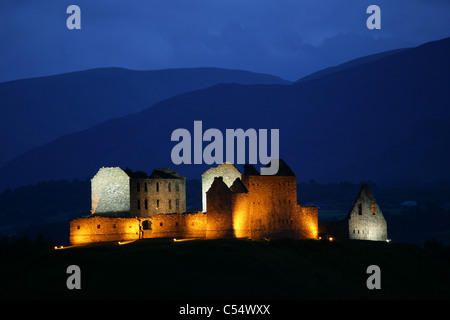 [Ruthven Kaserne] in der Nähe von Kingussie, Schottland, UK, beleuchtet in der Nacht mit Monadhliath Mountains hinter Stockfoto