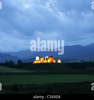 [Ruthven Kaserne] in der Nähe von Kingussie, Schottland, UK, beleuchtet in der Nacht mit Monadhliath Mountains hinter Stockfoto