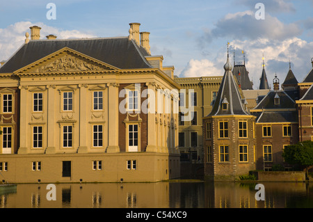 Mauritshuis links und Binnenhof Schlossanlage von Hofvijver See Den Haag den Haag, die Niederlande-Europa Stockfoto