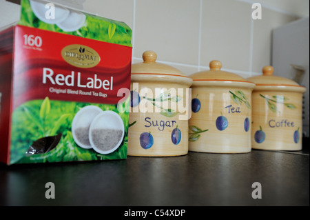 Red Label Teebeutel neben Kaffee und Tee Zucker jar England uk Stockfoto