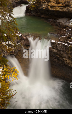 Vogelperspektive Blick auf einen Wasserfall, Johnston Creek, Johnston Canyon, Bow Valley Parkway, Banff Nationalpark, Alberta, Kanada Stockfoto