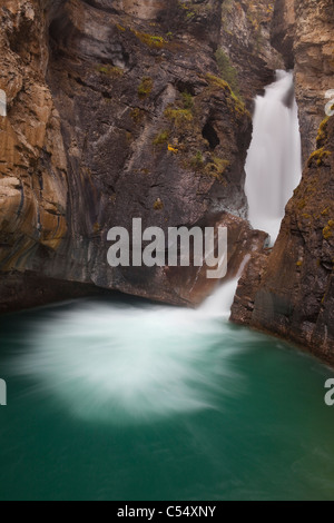 Vogelperspektive Blick auf einen Wasserfall, Johnston Creek, Johnston Canyon, Bow Valley Parkway, Banff Nationalpark, Alberta, Kanada Stockfoto