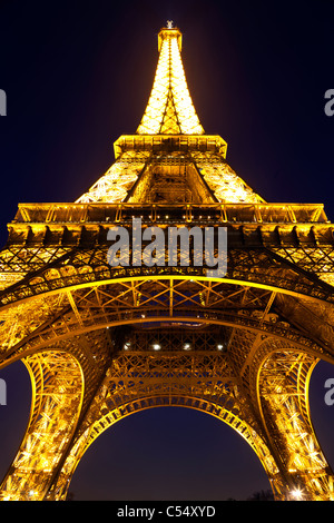 Hell erleuchtet in der Abenddämmerung in Paris Eiffelturm. Stockfoto