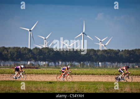 Der Niederlanden, Almere, Triathlon, Radfahren. Stockfoto