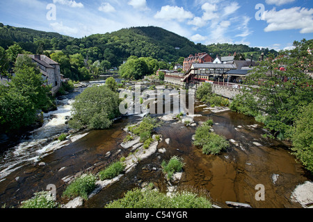 Llangollen Stadt von Dee Brücke, Denbighshire. Stockfoto