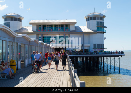 Menschen zu Fuß die Grand Pier in Weston-Super-Mare Stockfoto