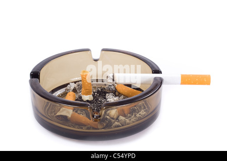 Eine dreckig Glas-Aschenbecher, Foto auf dem weißen Hintergrund Stockfoto
