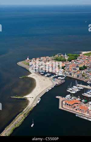 Die Niederlande, Urk. Fischerdorf. Die ehemalige Insel im Meer genannt Zuiderzee, jetzt Teil von Flevopolder. Antenne. Stockfoto