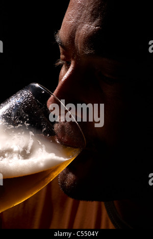 Kerl genießen ist kaltes Bier nach einem heißen Tag Stockfoto