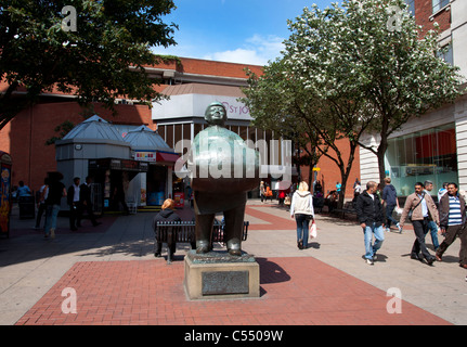 Skulptur des deutschen Bierverkäufer in Dortmund Square Leeds präsentierte die Stadt Leeds von den Menschen in Dortmund Deutschland - 1980 Stockfoto