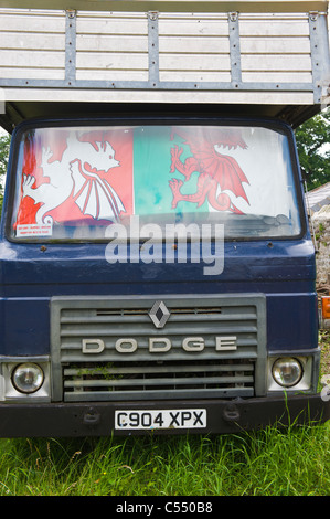 Roter Drache Flaggen für Windschutzscheibe des LKW in Wales Stockfoto