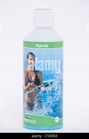 Eine Flasche Swimfresh Algizid zur Behandlung von einen Swimming Pool auf einem weißen Hintergrund Stockfoto