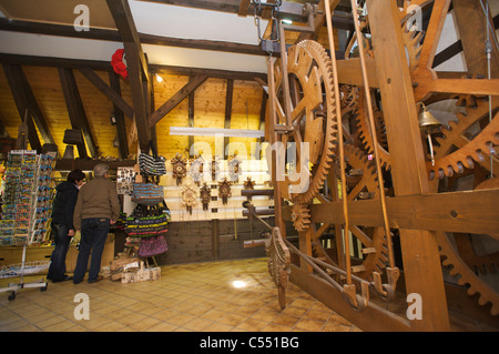 Die Mechanik des weltweit größten Kuckucksuhr in Schonach im Schwarzwald, Baden-Württemberg, Deutschland Stockfoto