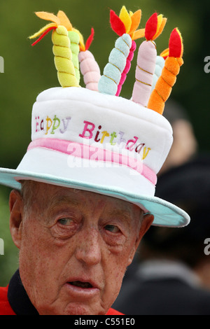 Mann trägt einen Hut ähnelt einer Geburtstagstorte, Ascot, Großbritannien Stockfoto