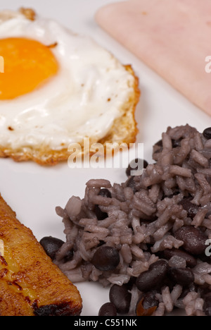 Zentrale amerikanische Frühstück, Gallo Pinto mit Schinken und Ei Stockfoto