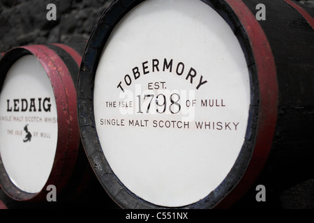 Fässer von Tobermory Whisky in Tobermory Destillerie auf Mull Stockfoto