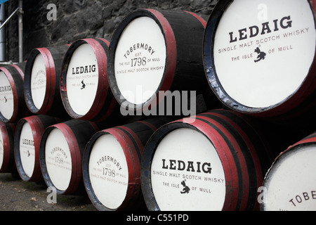 Barrel Ledaig und Tobermory Whisky in Tobermory Destillerie auf Mull Stockfoto