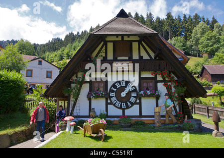 Paar auf der Suche auf der weltweit größten Kuckucksuhr, Schonach im Schwarzwald, Baden-Württemberg, Deutschland Stockfoto