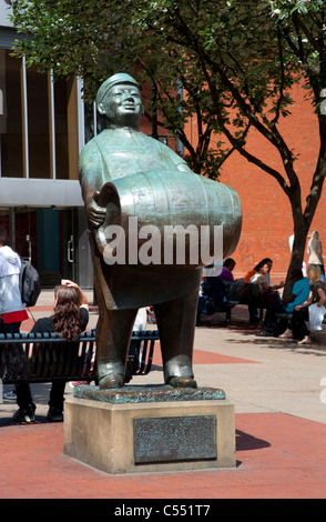 Skulptur des deutschen Bierverkäufer in Dortmund Square Leeds präsentierte die Stadt Leeds von den Menschen in Dortmund Deutschland - 1980 Stockfoto