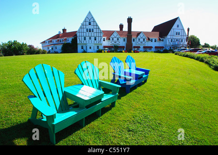 Adirondack Stühle in einem Hotel Rasen, Keltic Lodge, Cape Breton Highlands National Park, Cape Breton Island, Nova Scotia, Kanada Stockfoto