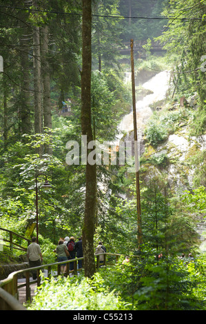 Besucher des höchsten Wasserfalls Deutschlands in Triberg, Schwarzwald, Baden-Wurttemberg Stockfoto