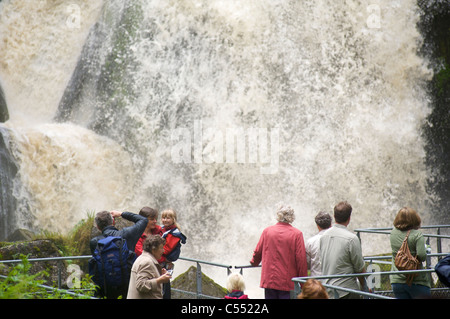 Besucher des höchsten Wasserfalls Deutschlands in Triberg, Schwarzwald, Baden-Wurttemberg Stockfoto